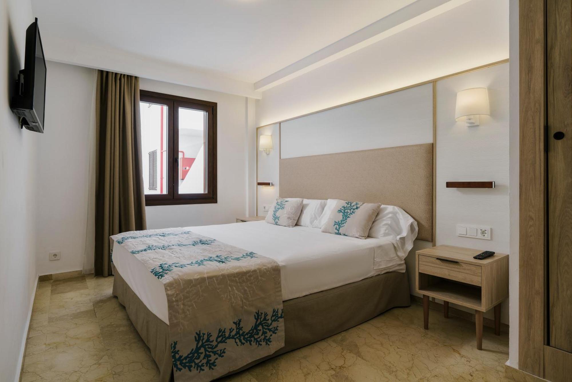 Alua Suites Las Rocas Cala D´Or 外观 照片